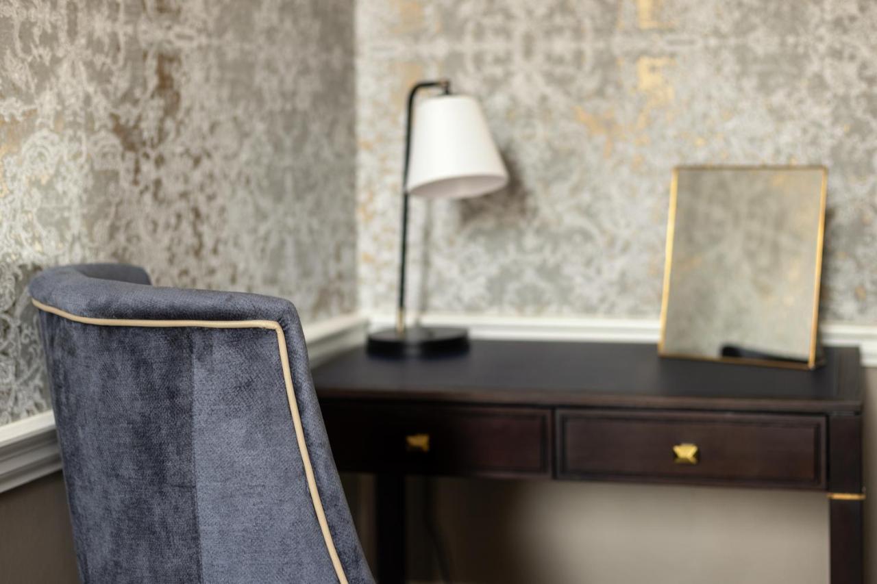 Hotel Ensana Buxton Crescent Exterior foto A dressing table